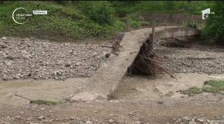 Furtuniile şi vijeliile au făcut noi ravagii în ţară! Un pod s-a rupt în Prahova, mai multe familii au rămas izolate