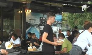 Vremea ploioasă îi face pe turiştii de pe litoral cu pachete all inclusive să se distreze în hotel