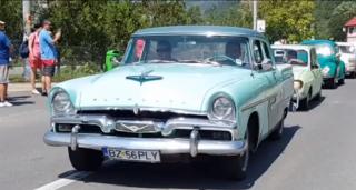 Paradă inedită la Sărata Monteoru, din Buzău! Zeci de maşini de epocă au făcut deliciul spectatorilor