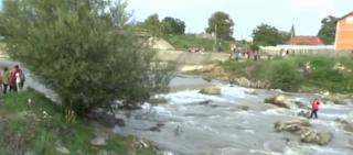 Tragedie în Neamţ, după ce o copilă de doar doi ani a dispărut într-un râu. Totul s-a petrecut chiar sub ochii fraţilor ei