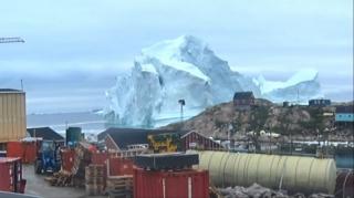 Un aisberg de 11 milioane de tone pune în pericol un mic sat din Groenlanda