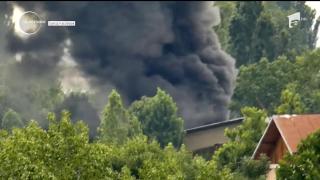 Oraşul ploieşti, acoperit de un nor negru de fum, din cauza munţilor de gunoaie care iau foc periodic