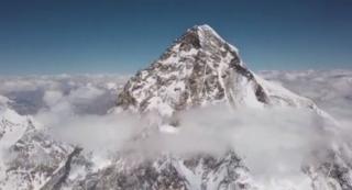 Un alpinist polonez a devenit primul om care a coborât, pe schiuri, de pe celebrul vârf K 2 din Himalaya