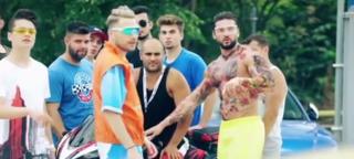 Dorian Popa a lansat o nouă piesă! Din videoclip nu lipsesc maşinile, motoarele şi fetele frumoase