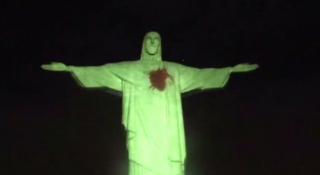 Inimă uriașă, pe statuia lui Iisus Hristos din Rio de Janeiro. Localnicii au rămas muţi de uimire