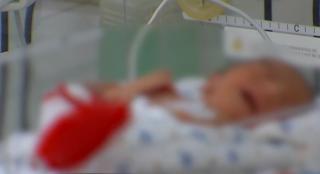 Copilul bruscat de asistenta care îl hrănea, la Spitalul de Pediatrie din Târgovişte, are o poveste impresionantă