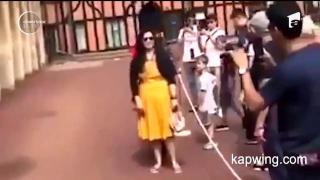 Un soldat din Garda Regală a împins violent o turistă la Castelul Windsor, fără să stea prea mult pe gânduri