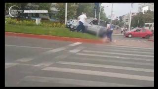 Accident înfiorător în Capitală, după ce un şofer a intrat cu maşina în plin, peste pietoni. Printre victime, o fetiţă de 5 ani