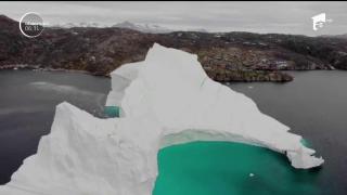 Locuitorii unui sat din Groenlanda trăiesc cu teamă, după ce un aisberg imens le ameninţă viaţa