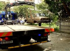 Dispar rablele abandonate cu anii între blocuri! Mașinile vor fi casate, dacă nimeni nu le revendică în cinci zile