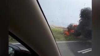 Imagini şocante pe Drumul European E 87, după ce o maşină s-a răsturnat şi a luat foc