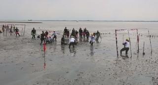 Sute de concurenţi  s-au acoperit de nămol din cap până-n picioare la "Olimpiada Noroiului"