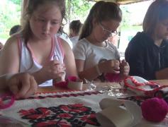 Atelier de meșteșug pentru copii la Muzeul Satului din Baia Mare. Cei mici au învăţat să-şi facă singuri cocarde, semne de carte sau cruciuliţe
