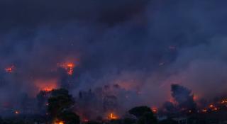 O ploaie de cenuşă a căzut peste ruinele arse ale Greciei. Bilanţul a crescut din nou: sunt 85 de morţi şi peste 100 de dispăruţi