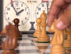 Din toamnă elevii ar putea învăţa în şcoli șah, ca disciplină alternativă. 500 de şcoli din ţară au primit până acum 5.000 de seturi, precum şi manuale