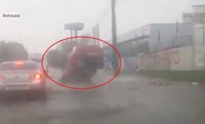 Bilanţ catastrofal în Moldova, după inundaţiii. Codul portocaliu se menţine