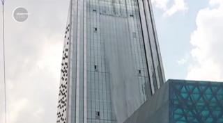 O cascadă de 108 metri izvorăşte dintr-o clădire de birouri, în China