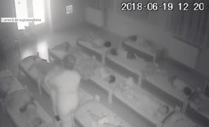 Teroare la o creşă de stat din Baia Mare! Un copil care nu poate să adoarmă este bătut de o îngrijitoare
