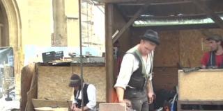 Câţiva ucenici din Europa vin de ani buni în inima Transilvaniei, ca să readucă la viaţă vechile meşteşuguri