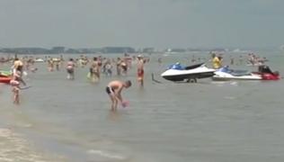 Distracţie pe litoral, indiferent de vreme. Petreceri cu spumă pe plajă şi piese de teatru