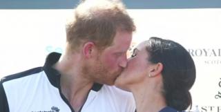 Prinţul Harry şi soţia sa, Meghan, moment de tandreţe în public. Întreaga scenă a fost surprinsă de jurnalişti