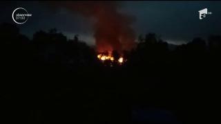 Un incendiu puternic a cuprins o fabrică de paleţi, în județul Maramureș