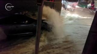 O furtună violentă a făcut prăpăd străzile unui oraş din nordul Columbiei. Un copil de 8 ani şi-a pierdut viaţa