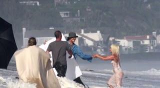 Lady Gaga a fost atracţia plajei din Malibu la o şedinţă foto incendiară