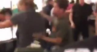 Steaua spartă a lui Donald Trump, motivul unei încăierări violente