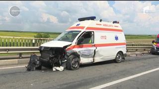 Accident grav pe un pod din localitatea Remetea. Un şofer a intrat pe contrasens şi a lovit frontal o ambulanţă