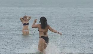 Pe litoral, turiștii au făcut baie pe ploaie torențială