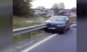 Accident teribil pe Dealul Negru, în judeţul Argeş! Un şofer a ratat virajul şi a fost străpuns de un parapet de pe marginea drumului