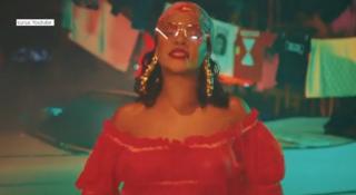 Cu un corp superb, Rihanna este model pentru propria colecţie de lenjerie intimă