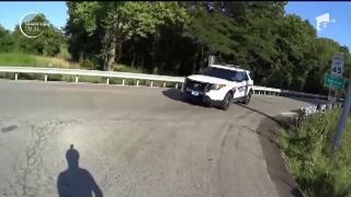 Un poliţist din statul american Missouri a fost suspendat după ce a lovit, cu maşina, un biciclist oprit la intersecţie (Video)