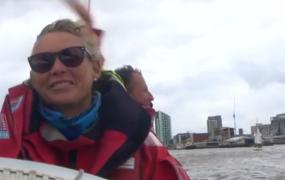 Pentru prima dată, o cursă de iahturi în jurul lumii a fost câştigată de un echipaj condus de o femeie