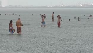 Distracţie pe litoral, în ciuda condiţiilor meteo. Turiştii nu mai fug de pe plajă din cauza ploilor torenţiale