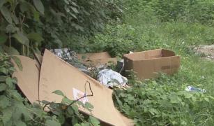 În Gorj, cine aruncă gunoaie pe jos, le-ar putea primi acasă, prin poștă