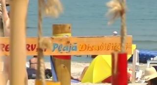 Românii nu respectă regulile de pe plajele destinate copiilor cu dizabilități