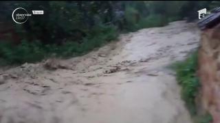 Ploile continuă să facă victime! O fetiţă de 11 ani din Vaslui a murit, smulsă de apele învolburate din braţele unchiului ei