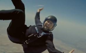 Tom Cruise şi James Corden au reprodus una dintre cele mai spectaculoase cascadorii din cel mai nou film, "Misiune Imposibilă"