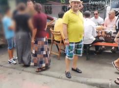 Pomană în mijlocul străzii, la Constanța! O familie de romi a încins grătarele pe asfalt, spre disperarea vecinilor