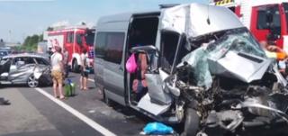 Accident grav în Austria, la granița cu Ungaria. Opt români, printre care şi trei copii, au fost răniţi