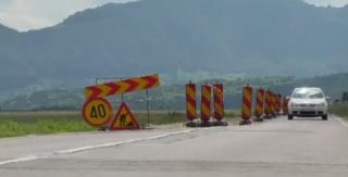 Sătui să-și strice mașinile în gropile dintre Râșnov și Moeciu, brașovenii au ieșit în stradă