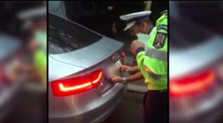 Şoferul cu numere de înmatriculare ofensatoare, acuză poliţia că i-a traumatizat copilul, pentru că a asistat forţat la interogatoriu