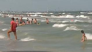 Tânăr la un pas să se înece în marea agitată. Turiştii ignora steagul galben arborat de salvamari