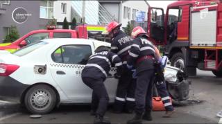 Accident grav la intrarea în Dej. Un taximetrist care a forțat linia continuă a ajuns la spital