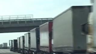 Românii se întorc în țară. Sunt cozi uriașe în vămile din vestul țării