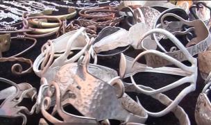 Târgul de antichități la Constanța. Haine tradiţionale, porţelanuri din secolul 19, dar şi bijuterii moderne