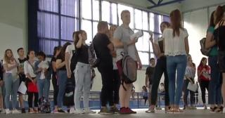 Mii de tineri au stat la coadă pentru a se înscrie la Academia de Poliție! Sunt șase candidați pe o uniformă