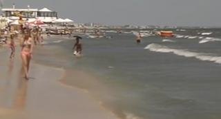 Un turist a fost salvat de la înec pe plaja din Neptun, după ce la rândul lui a scos un copil din valuri